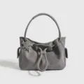 Bolso de hombro gris de cuero para mujer, bolso de mano minimalista con asa y colgante de estrella. - S / Gris