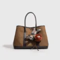 Bolso tote de tweed con estampado de espiga marrón y detalles de cuero. Ideal para otoño e invierno. - Con Muñeco / L