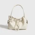 Bolso de hombro minimalista de cuero blanco con cordón y bonito colgante de estrella. - S / Blanco