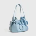 Lichtblauwe lederen schoudertas met trekkoord en chique stervormige hanger voor damesstijl. - S / Blauw