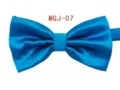 Vista dettagliata di un papillon blu testurizzato che mostra il motivo a cubo e la qualità. - MGJ-07 Blu Brillante