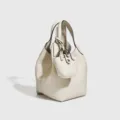 Cremefarbene kleine Leder-Eimer Tasche mit Henkeln und modernem minimalistischen Design. - 13*14*17 / Beige-Grau