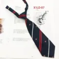 Cravatta per uniforme scolastica preannodata con righe rosso-bianche e ricamo a corona. - Stile Corona a Righe Rosso Bianco (X1LD-07)