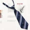 Cravatta corta pre-annodata stile scolaretta JK blu navy con righe diagonali e floreale. - Stile a Righe Piccolo Floreale (X1LD-08)
