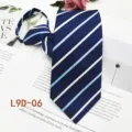 Elegante cravatta da uomo d'affari in blu scuro con classiche strisce diagonali bianche. - L9D-06