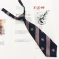 Cravatta stile JK preppy per bambini e donne, elegante design a righe in seta poliestere. - Stile Emblema a Righe Rosa (X1LD-09)