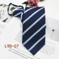 Primo piano dettagliato di una cravatta con zip da uomo elegante con righe blu. - L9D-07