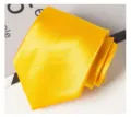 Vue detaillee d'une cravate homme jaune vif unie de type arrow, accessoire d'affaires - Or