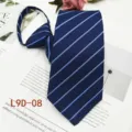 Primo piano di una cravatta con zip da uomo blu scuro classica con fini righe diagonali bianche. - L9D-08