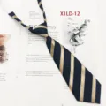 Dettaglio cravatta JK a righe blu scuro, cravatta corta pre-annodata donna e bambini. - Stile a Righe Oro Bianco (X1LD-12)