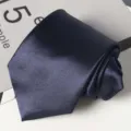 Cravate pour homme classique bleu foncé unie, élégant modèle formel en polyester. - Bleu marine