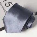 Cravate zippée unie gris foncé pour homme en satin, cravate élégante prête à porter. - Gris foncé