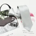 Corbata con cremallera plateada lisa para hombre, corbata estrecha de satén de 5 cm. - Gris Plata