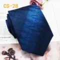 Primo piano di una cravatta in seta jacquard tessuta blu con motivo strutturato per lavoro. - CS-28