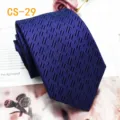 Vista dettagliata di una cravatta da uomo in seta viola con un sottile motivo geometrico. - CS-29