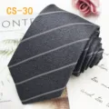 Primo piano di una cravatta in seta grigio scuro con sottili righe piegata ordinatamente. - CS-30