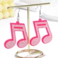 Rosa Glitzer Noten Acryl Ohrringe Detailaufnahme mit funkelnder Oberflaeche und Hakendesign. - Musiknote Hänger Stil 3 / Fuchsia