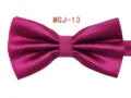 Farfallino uomo fucsia trama cubo dettaglio primo piano, elegante accessorio matrimonio formale. - MGJ-13 Rosa Brillante