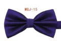 Primo piano del farfallino viola da uomo con classica trama a quadri magici e doppio strato. - MGJ-15 Viola Scuro