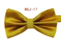 Primo piano di un elegante papillon dorato da uomo con trama a griglia fine e tessuto raffinato. - MGJ-17 Oro