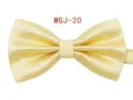 Primo piano del papillon giallo strutturato, che mostra il tessuto fine e la doppia struttura. - MGJ-20 Giallo