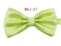 Dettaglio del farfallino verde chiaro con trama a griglia fine e design classico a doppia piega. - MGJ-27 Verde Chiaro