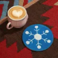 Dessous de verre perlé rond bleu fait main avec un beau design de flocon de neige blanc. - Sous-verre flocon de neige blanc 2 / Blanc