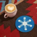 Vue détaillée d'un magnifique dessous de verre en perles bleues flocon, déco de table. - Sous-verre flocon de neige blanc 3 / Blanc