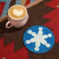 Sous-verre artisanal en perles bleues avec motif flocon blanc, accessoire déco table. - Sous-verres flocons de neige blancs 4 / Blanc
