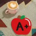 Posavasos artesanal de cuentas en forma de manzana con diseño de letra A mas para mesa. - Posavasos de manzana A+ / Blanco