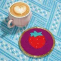 Handgemaakte kralen onderzetter met een schattig aardbei design voor tafeldecoratie. - Tomaten onderzetter / Wit