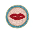 Handgemachter Saatperlen-Untersetzer mit rotem Lippen-Design und bunten konzentrischen Ringen. - Lippe / Rosagold
