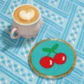 Handgemaakte kralen onderzetter kers turkoois ronde tafelmat decoratieve koffiekop mat hittebestendig - Kersen onderzetter / Wit