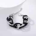 Detailansicht des klobigen, verflochtenen Silber- und Schwarzketten-Armbands Nahaufnahme. - Matt Silber Glatt Schwarz Harz / Silberschwarz