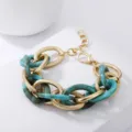 Klobige Kettenarmband mit blauen Acryl- und Goldmetallgliedern. Detaillierter Modeschmuck. - Gold Grün