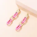 Rosa und goldfarbene Ketten-Ohrringe mit Acryl-Gliedern. Modernes, minimalistisches Design. - Rosa