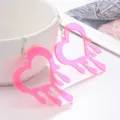 Detailaufnahme von bunten Acryl Herz Ohrringen mit Farbverlauf und silbernen Ohrhaken. - Fuchsia