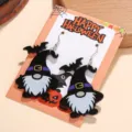Nahaufnahme von Halloween Zwerg Acryl Ohrringen mit Hexenhut und Kürbis Motiv Detail. - Wichtel