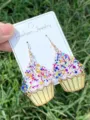 Süße Acryl Cupcake Ohrringe mit bunten Glitzer Konfetti, süßer Geburtstag Schmuck. - Bunter Kuchen