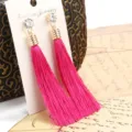 Lange pinke Quasten Ohrringe mit glitzernden Strasssteinen und goldfarbenen Elementen. - Fuchsia