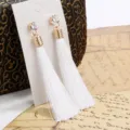 Lange weiße Quasten Ohrringe mit glänzenden Zirkon und Gold Metall Akzenten für Damen. - Weiß