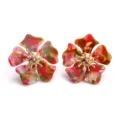 Nahaufnahme von bunten Vintage Blumen Acryl Ohrsteckern mit goldenen Staubgefäßen. - Rotes Mischmasch
