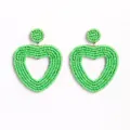 Handgefertigte grüne Perlen Herz Ohrringe, stilvoller bohemischer Modeschmuck Detailansicht. - Herz Grün