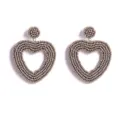 Detaillierte Nahaufnahme von handgemachten Perlen-Herz-Ohrringen in Silber, Boheme-Schmuck. - Herz grau