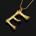 Goldene Buchstabe E Halskette im einzigartigen Lavastruktur Stil, minimalistische kurze Kette - Buchstabe E Stil
