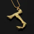 Goldfarbene Knochen-Buchstabe Anhänger Halskette, avantgardistische Lava Textur Damen Schmuck. - Buchstabe J Stil