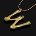 Goldene Lava Textur Buchstabe W Anhänger Halskette kurze Schlüsselbein Kette Schmuck - Buchstabe W Stil