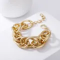 Grobe goldfarbene Statement-Kettenarmband für Damen, mehrschichtiges Metall-Glieder-Design. - Mehrschichtig Matt Glatt Metall Mix / Gold