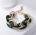 Klobiges grünes Acryl- und goldfarbenes Metallketten-Armband Variante für Damen Modeschmuck. - Gold Jadingrün