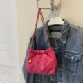 Sac bandoulière matelassé tendance pour femme, élégant sac seau avec de superbes détails dorés. - Rose rouge